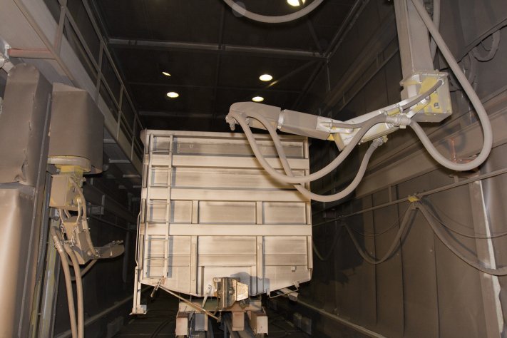 Robotic blasting now covers the vast majority of each workpiece, with programs created offline using simulation tools. This enables consistent coverage and efficient optimization before production execution.