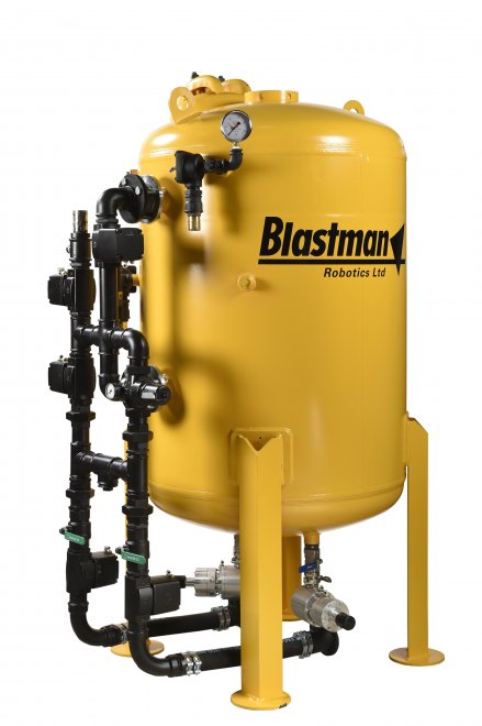 MODEL BP1100
The BP1100, with a total volume of 1100 liters, is ideal for any blast cleaning job requiring high production and flexibility. The BP1100 can be installed with up to 3 nozzles. Typically the blast pot is used with 2 nozzles for automatic robot blast cleaning applications. The third outlet can be equipped for manual blasting.